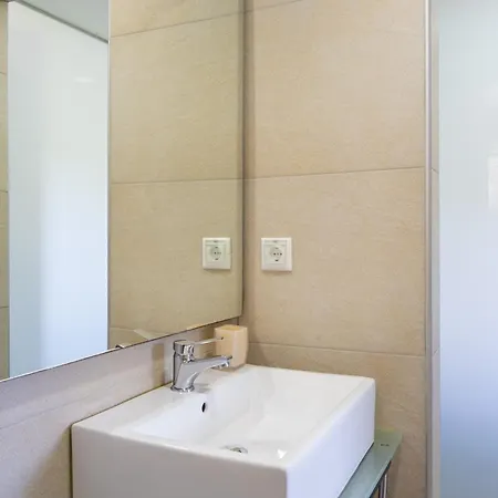 Vliho Bay & アパート Yénion